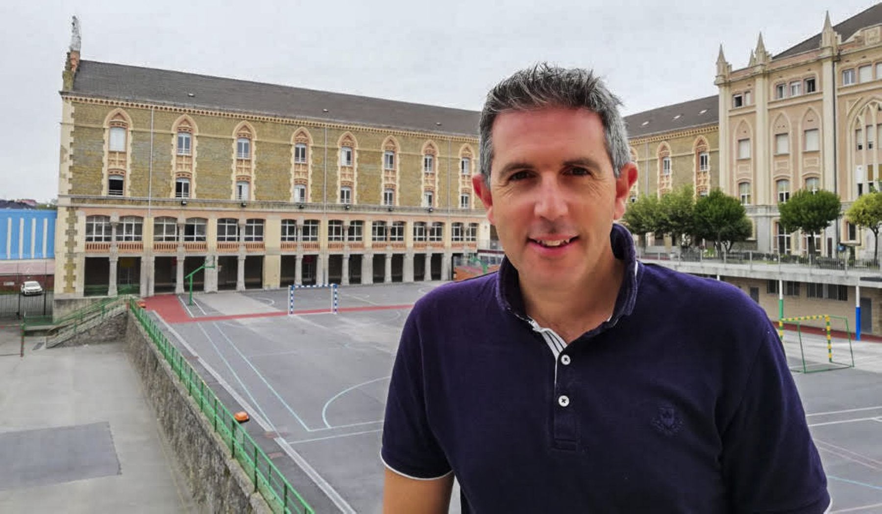 El profesor Raúl Diego Obregón, en el colegio Salesianos de Santander. 