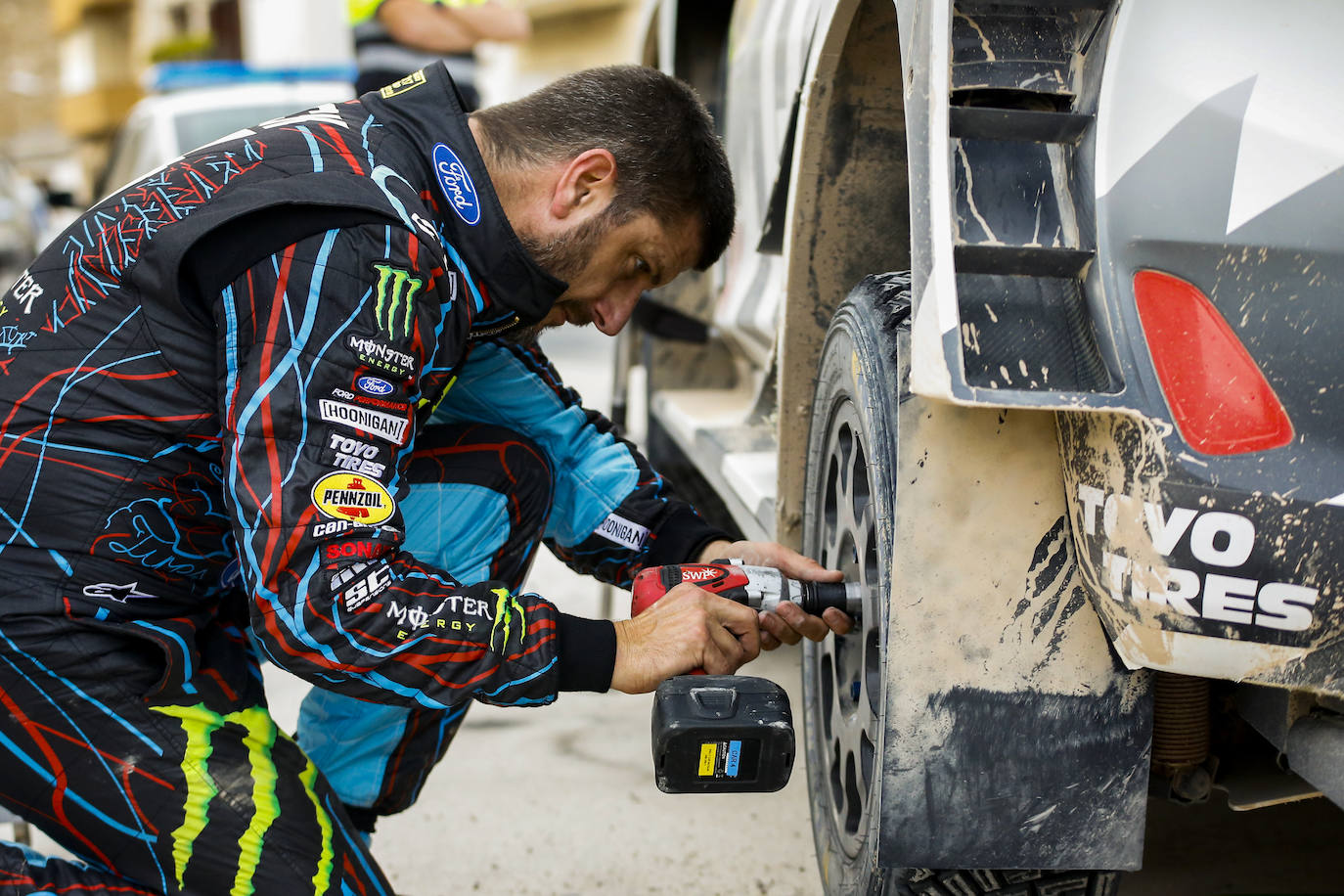 El piloto profesional de rallies Ken Block, que se convirtió en toda una sensación en Youtube con sus atrevidas acrobacias al volante, ha muerto a los 55 años en un accidente con su moto de nieve. Así ha comunicado su equipo, Hoonigan Racing, el fatal siniestro ocurrió en el condado de Wasatch (Utah) tras ver cómo Block subía por una pendiente empinada y, tras volcar, su cuerpo quedaba debajo de la moto. «El Sr. Block viajaba con un grupo pero estaba solo cuando ocurrió el accidente», explica el comunicado la policía local.