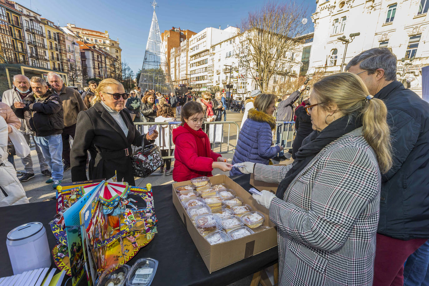 Fotos: Santander reparte mil raciones de roscón para recaudar fondos para familias vulnerables