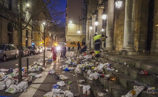 Un operario barre las escaleras de la iglesia de Santa Lucía, en Santander, repletas de basura. 