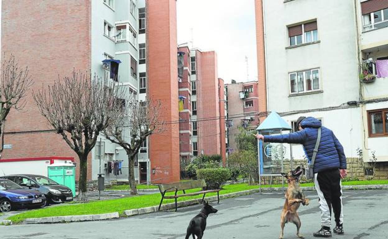 El intento de homicidio ocurrió en un apartamento situado en el grupo de viviendas Primero de Mayo, en Barakaldo. 