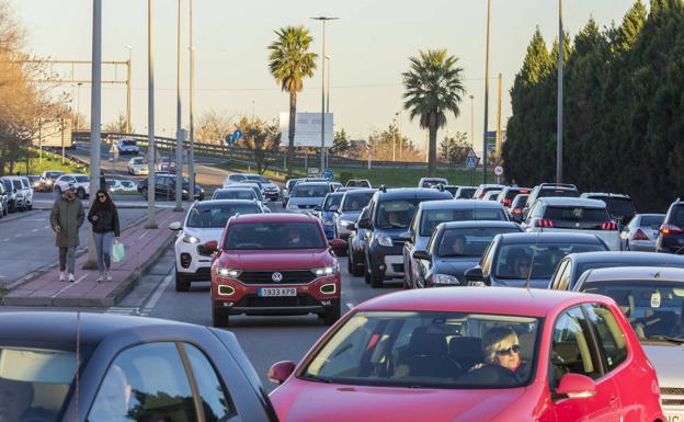 Imagen principal - Los atascos navideños en el acceso a El Corte Inglés: «No tienen solución»