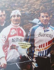 Imagen secundaria 2 - Arriba, el joven Pitano es galardonado con un trofeo. Abajo en grande, el ciclista junto a Federico Martín Bahamontes. A la derecha, con Perico Delgado. 