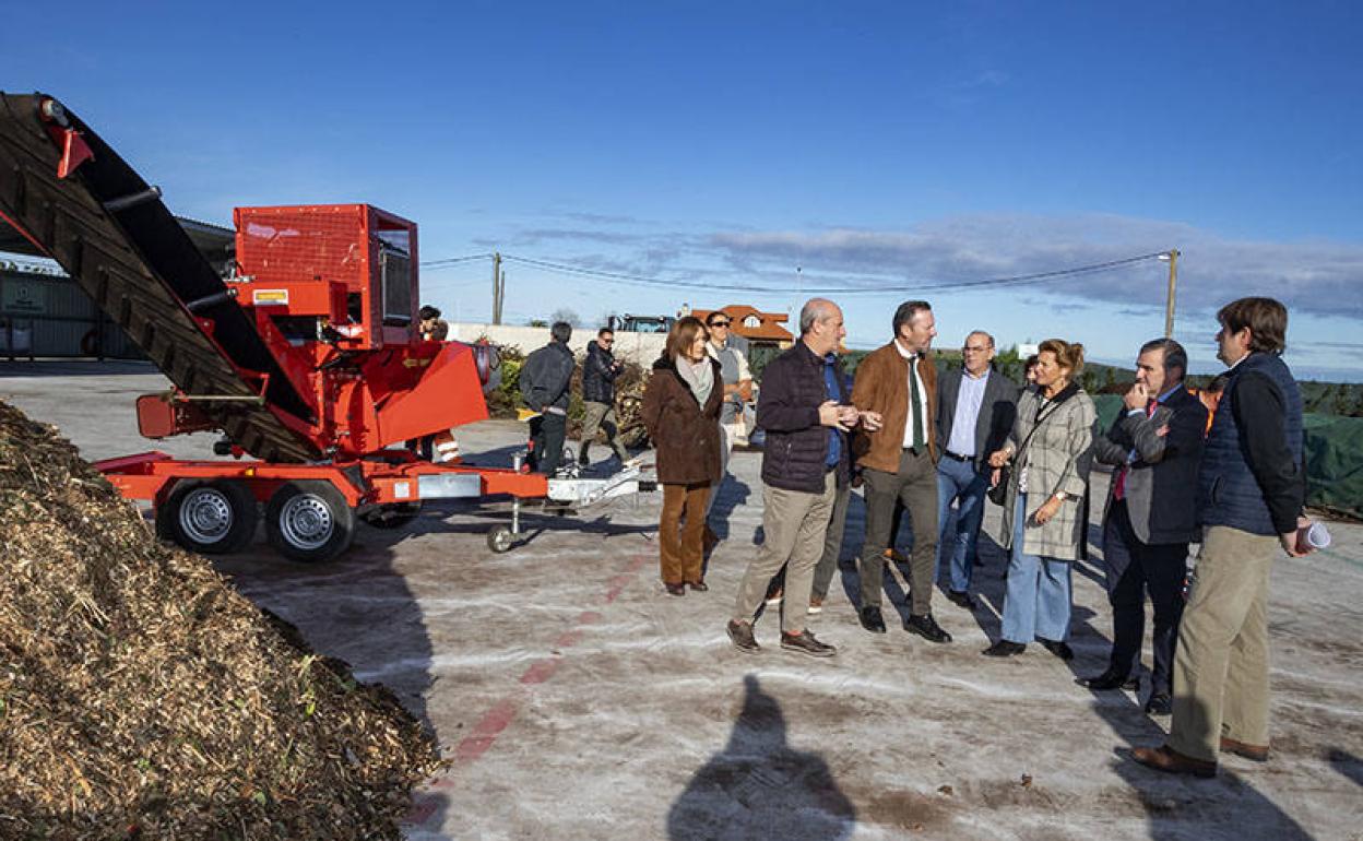 El consejero de Desarrollo Rural, Guillermo Blanco, visitó la planta de compostaje de Bezana, junto a responsables tanto de MARE y del CIMA, como del Ayuntamiento de Santa Cruz de Bezana.