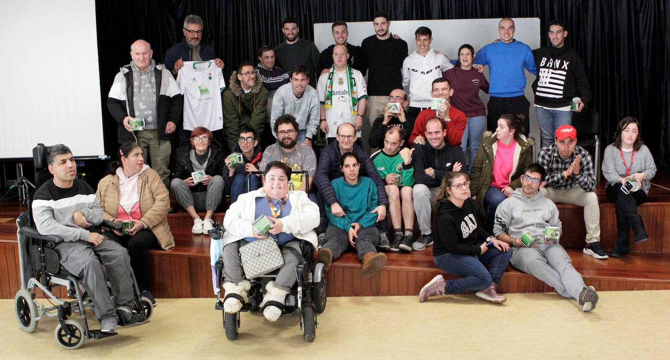 Los jugadores del Racing reparten regalos en la planta de pediatría del Hospital Valdecilla y en la Fundación Obra San Martín