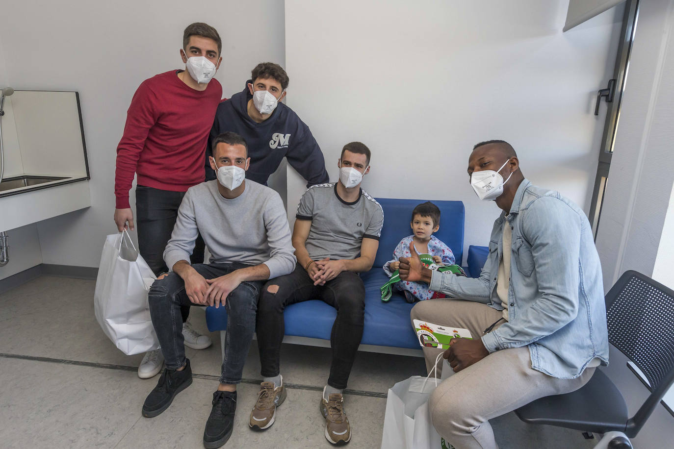 Los jugadores del Racing reparten regalos en la planta de pediatría del Hospital Valdecilla y en la Fundación Obra San Martín