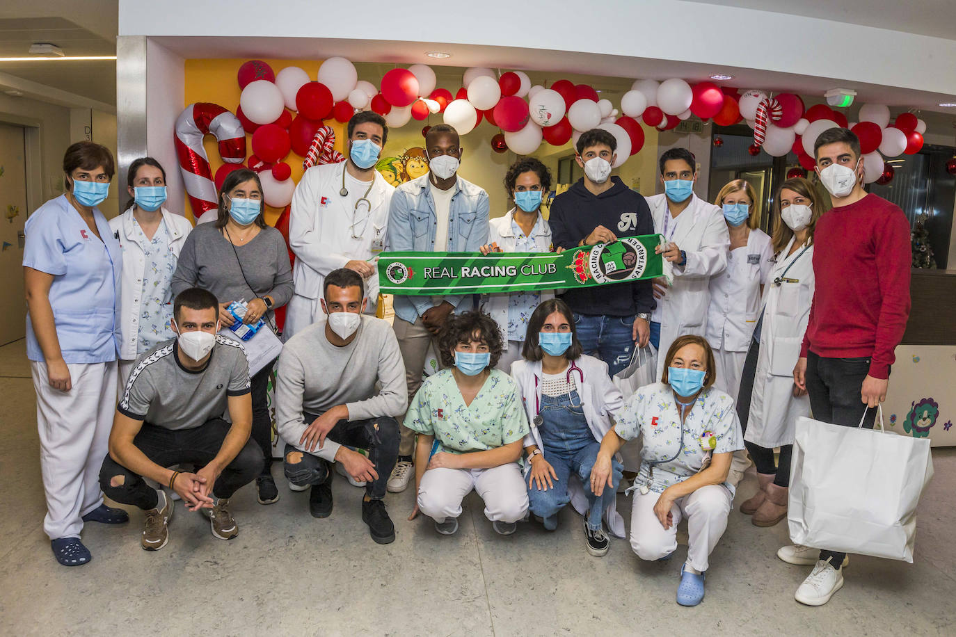 Los jugadores del Racing reparten regalos en la planta de pediatría del Hospital Valdecilla y en la Fundación Obra San Martín