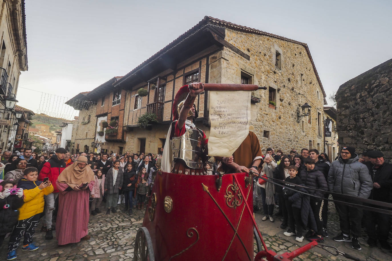 Fotos: Cabalgata de los Reyes Magos en Santillana del Mar