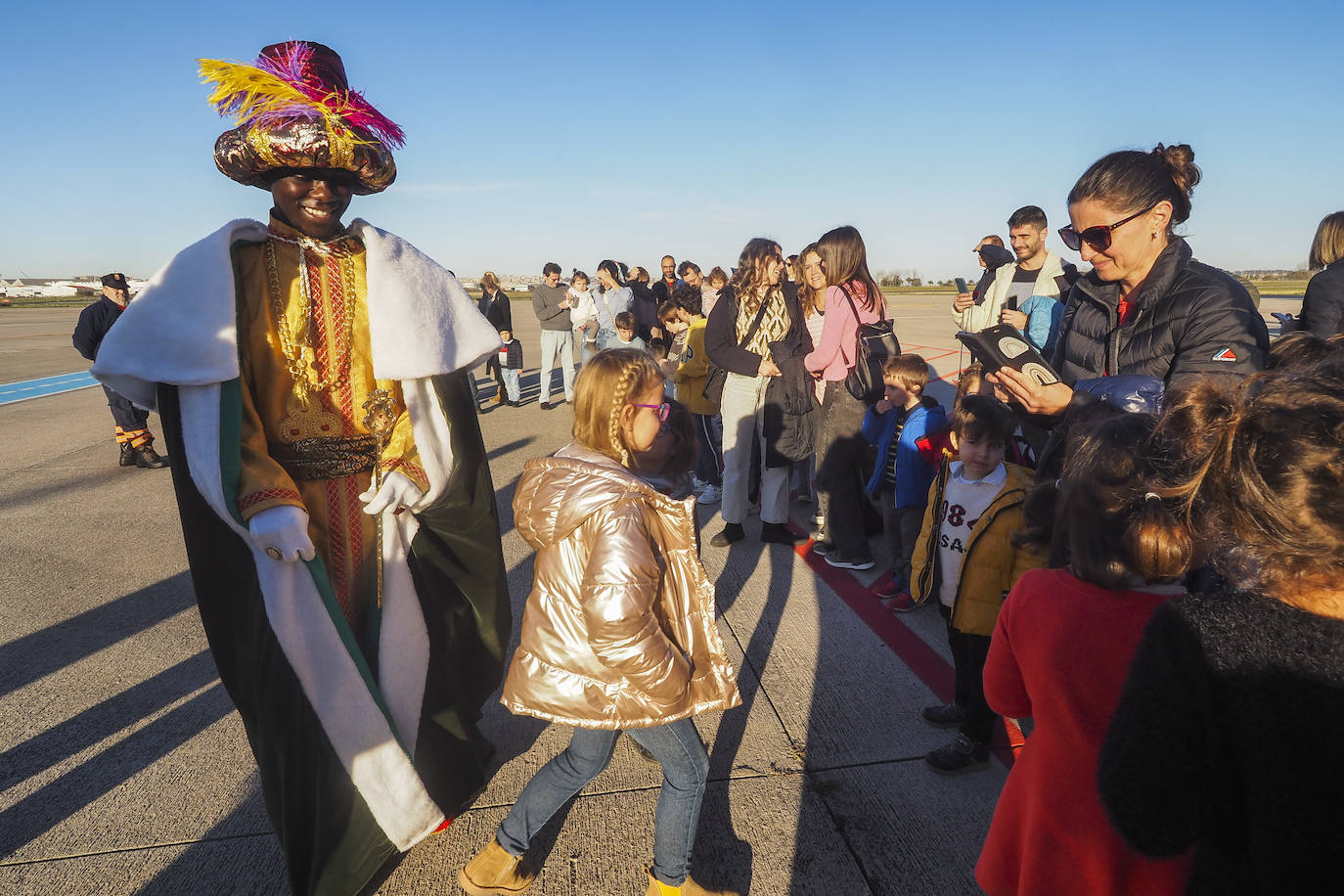 Melchor, Gaspar y Baltasar aterrizan en el Seve Ballesteros para saludar a los niños y niñas de Camargo.