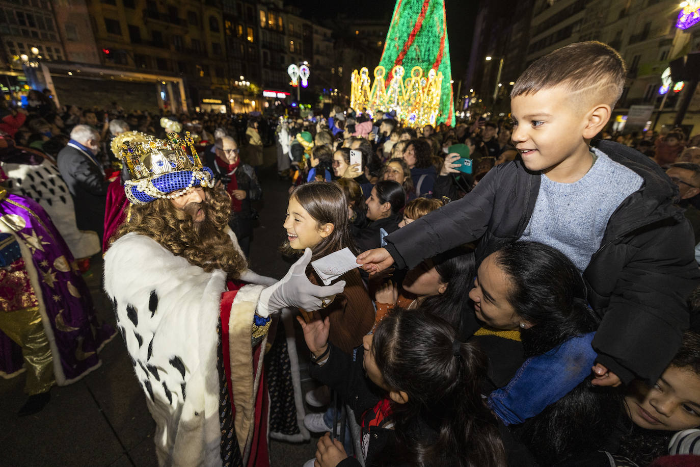 Los Magos de Oriente recorren Santander por calles rebosantes de pequeños y mayores deseosos de verlos de cerca tras dos años de restricciones.