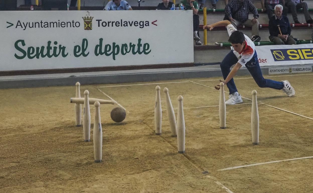 Javier Esquinas, vigente subcampeón de España infantil. Una petición a los Reyes Magos es que haya más niños y niñas en las boleras. 