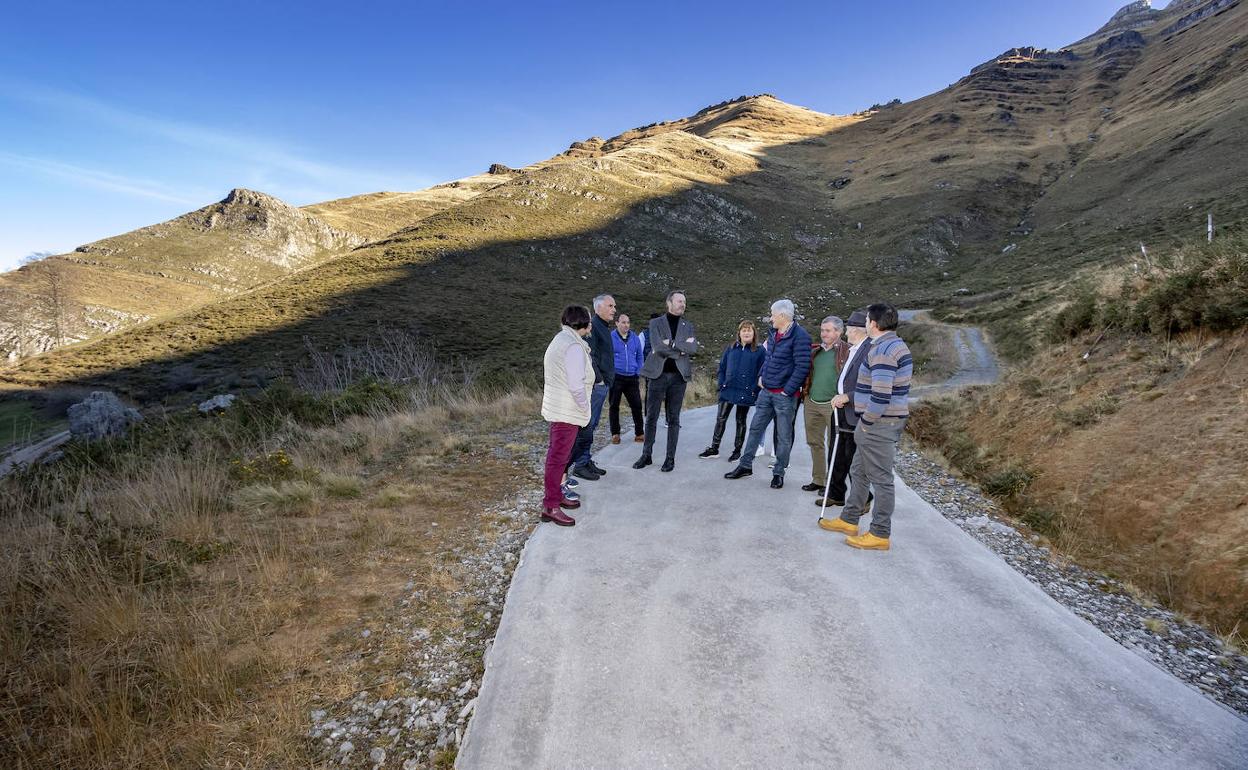 El consejero de Desarrollo Rural, Ganadería, Pesca, Alimentación y Medio Ambiente, Guillermo Blanco, ha visitado las obras en el camino de Brena Collado en Valdició.