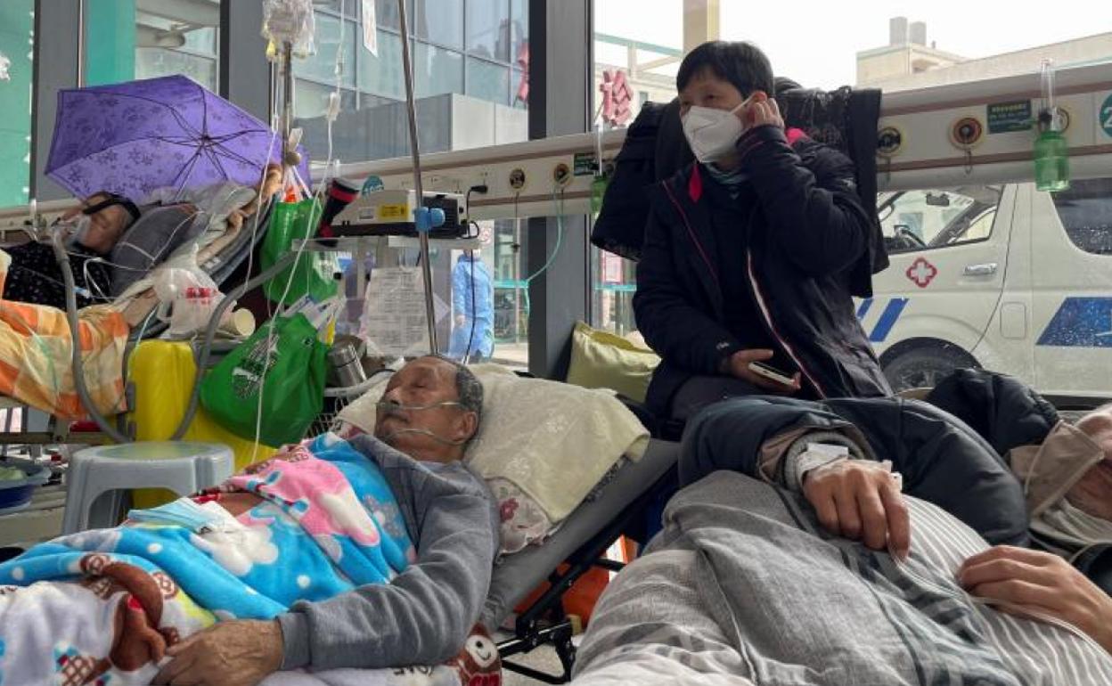 Hospitales como el de Shanghái están abrumados por el elevado número de pacientes contagiados por covid ante el brote masivo de China. 