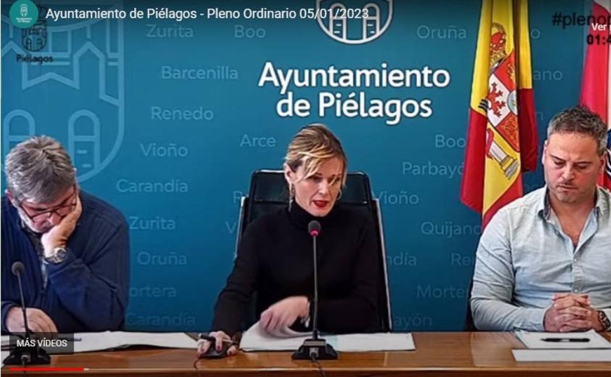 La alcaldesa, Verónica Samperio, en el centro de la imagen, durante una de sus intervenciones en el Pleno ordinario de este mes de enero.