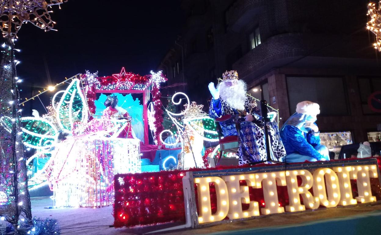 Un momento del inicio del desfile con la carroza de San Mateo.