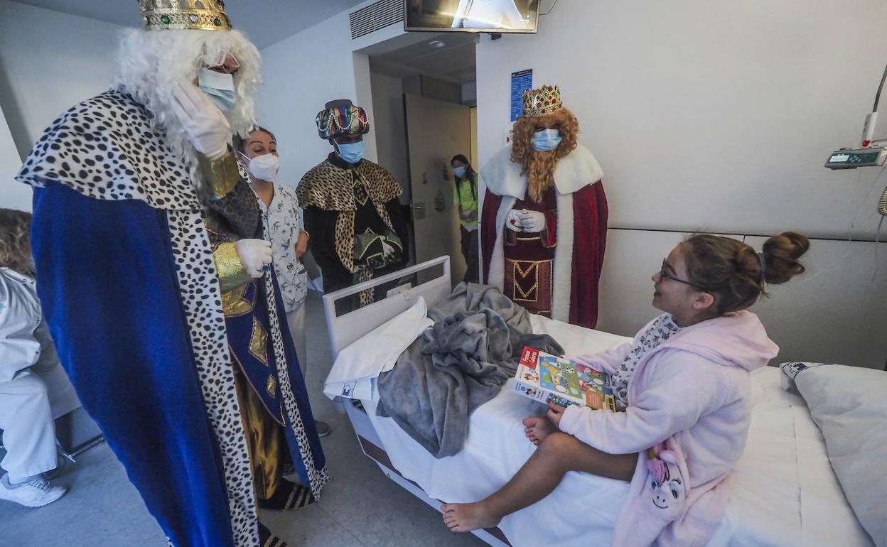 Los Reyes Magos saludan a Leila en la planta de Pediatría de Valdecilla 