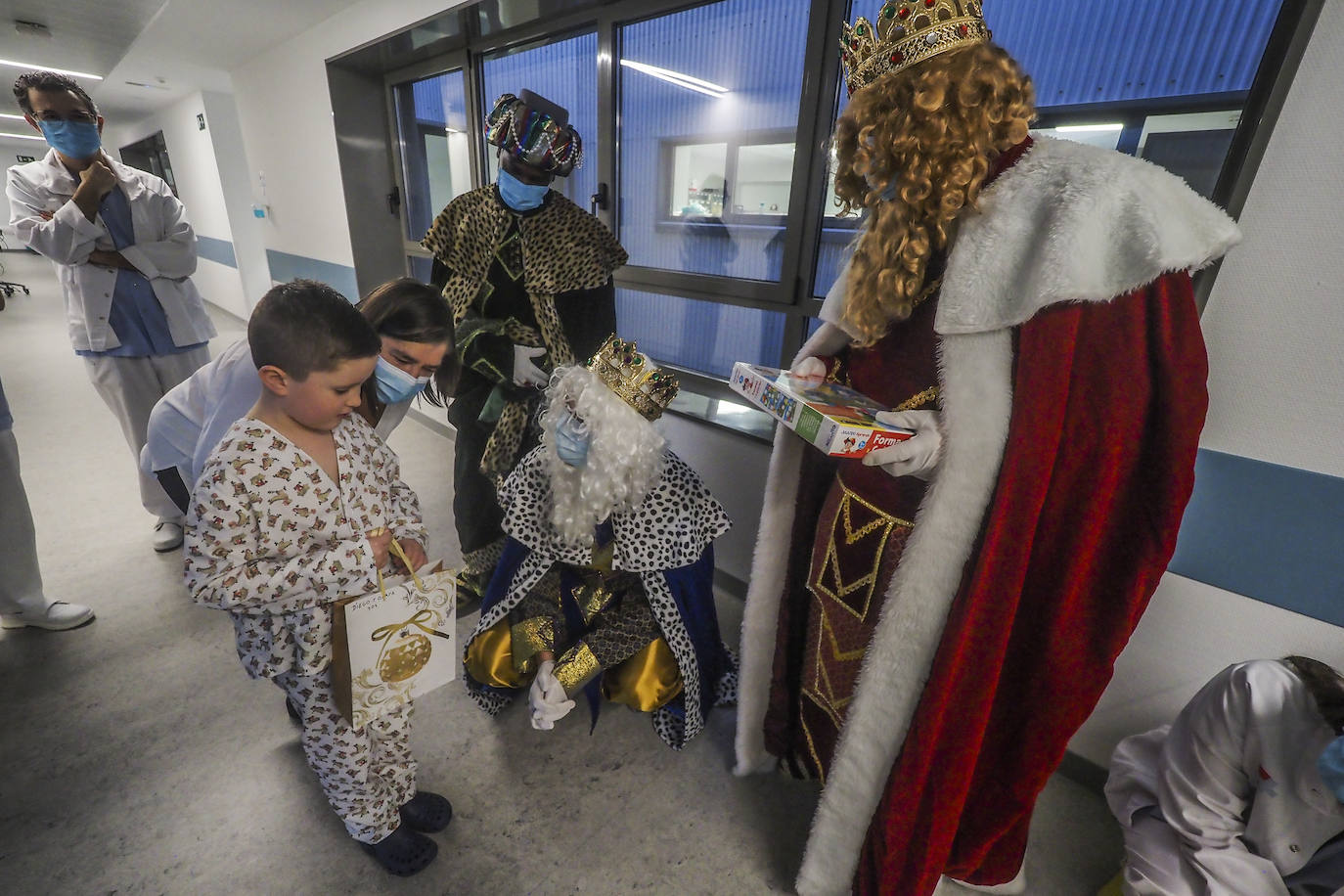 Los Reyes Magos charlan con Diego, de seis años, y su madre, Anabel.