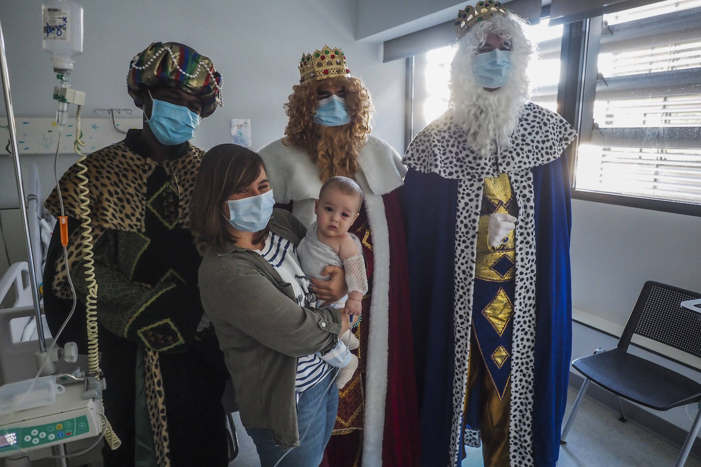 Fotos: Los Reyes Magos visitan a los niños ingresados en Valdecilla