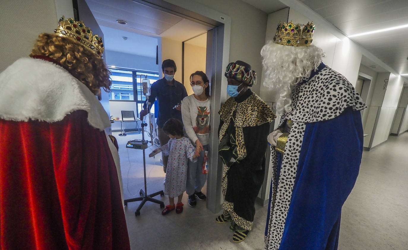 Fotos: Los Reyes Magos visitan a los niños ingresados en Valdecilla