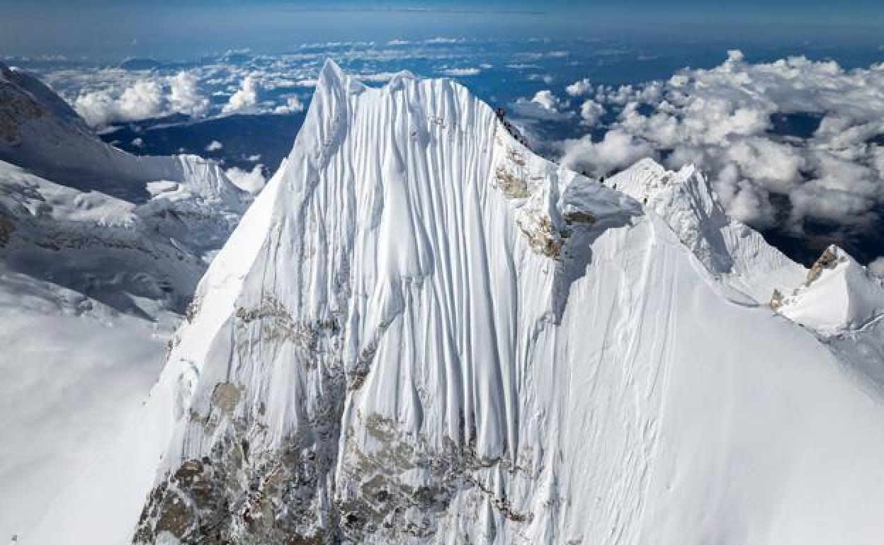 Espectacular imagen de la cumbre del Manaslu, donde Txikon y su equipo llegaron en las últimas horas. 