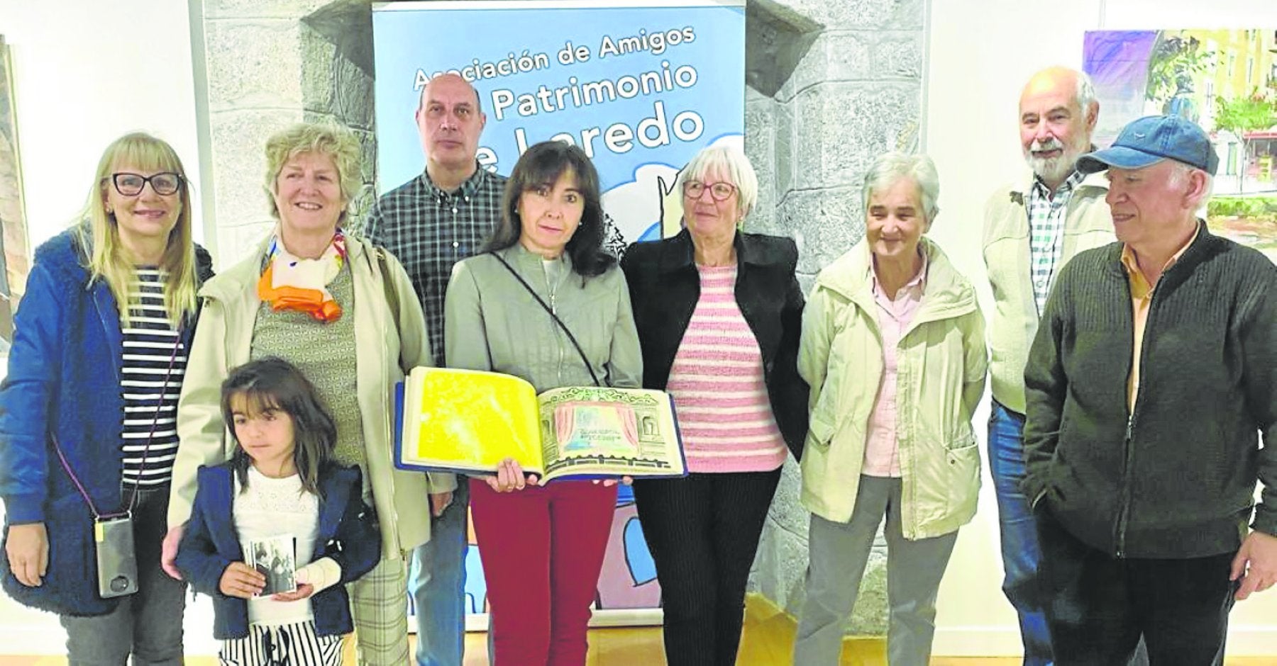 Integrantes de la Asociación de Amigos del Patrimonio de Laredo con el libro recuperado tras su hallazgo en una feria de antigüedades. 