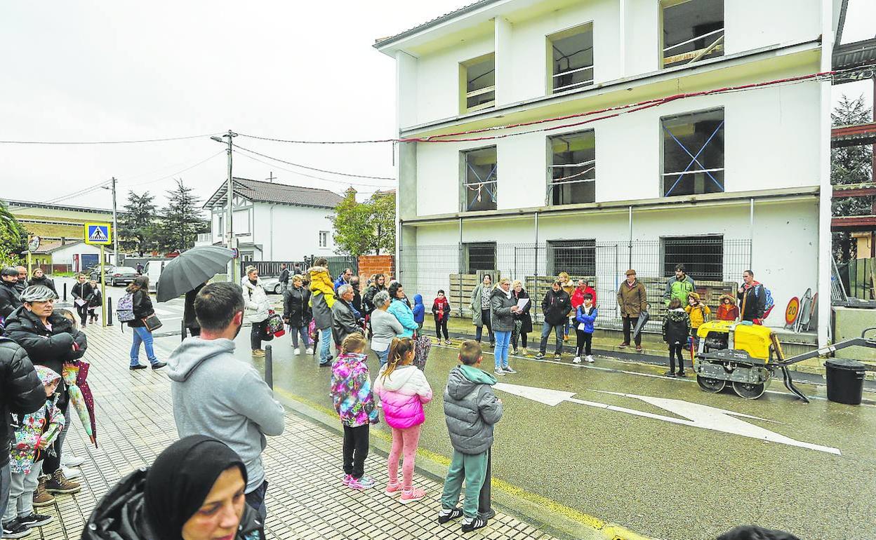 Los vecinos demostraron su hartazgo el 12 de diciembre, frente al que ya debería ser el centro cívico de Sierrapando.