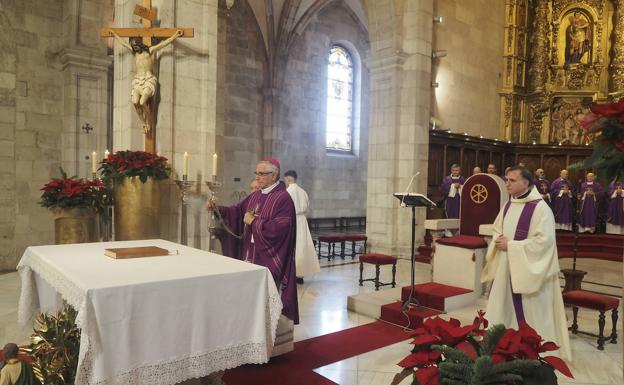 Imagen principal - Santander se despide de Benedicto XVI: «Un Papa que mostró un Dios cercano»