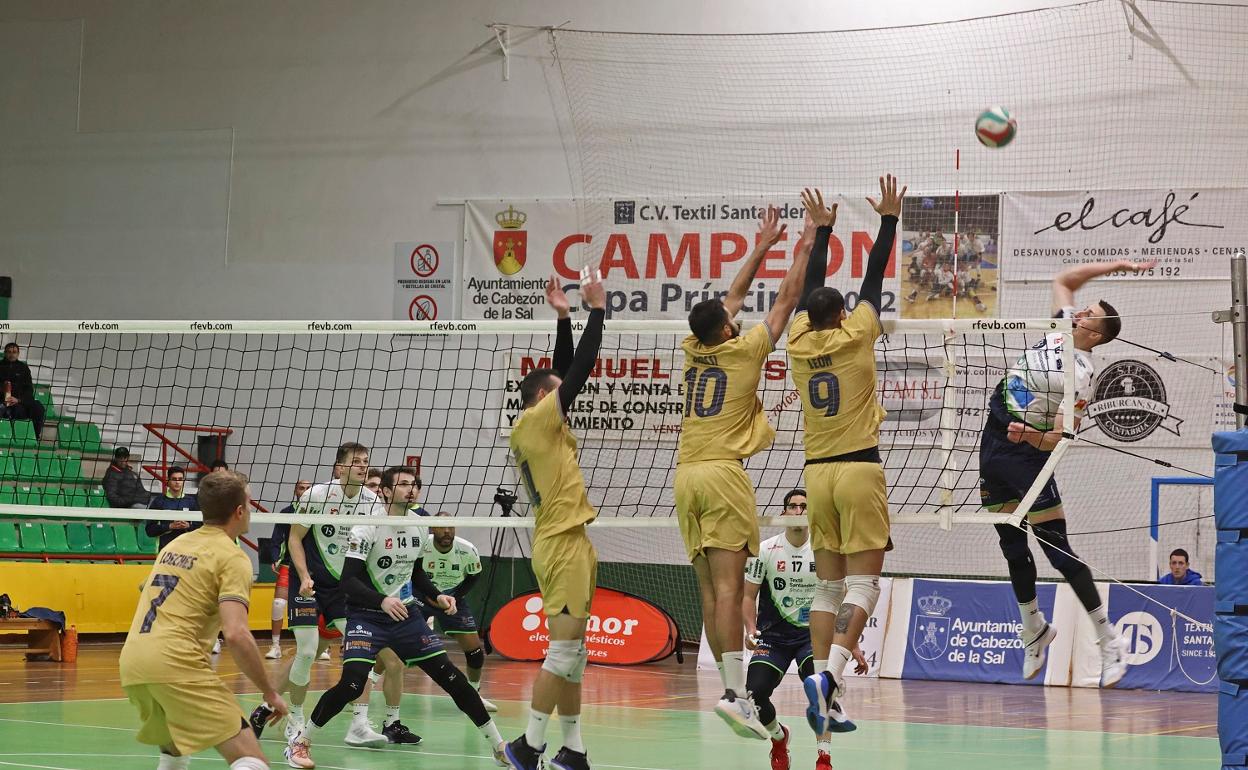 Marcarini se dispone a rematar hacia campo del Barcelona en el partido en el Matilde de la Torre.