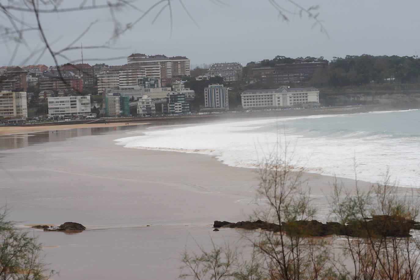 Las olas embisten los acantilados de la Virgen del MAr.