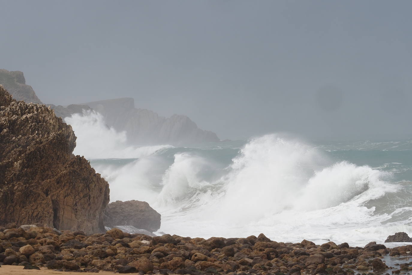 Las olas embisten los acantilados de la Virgen del MAr.