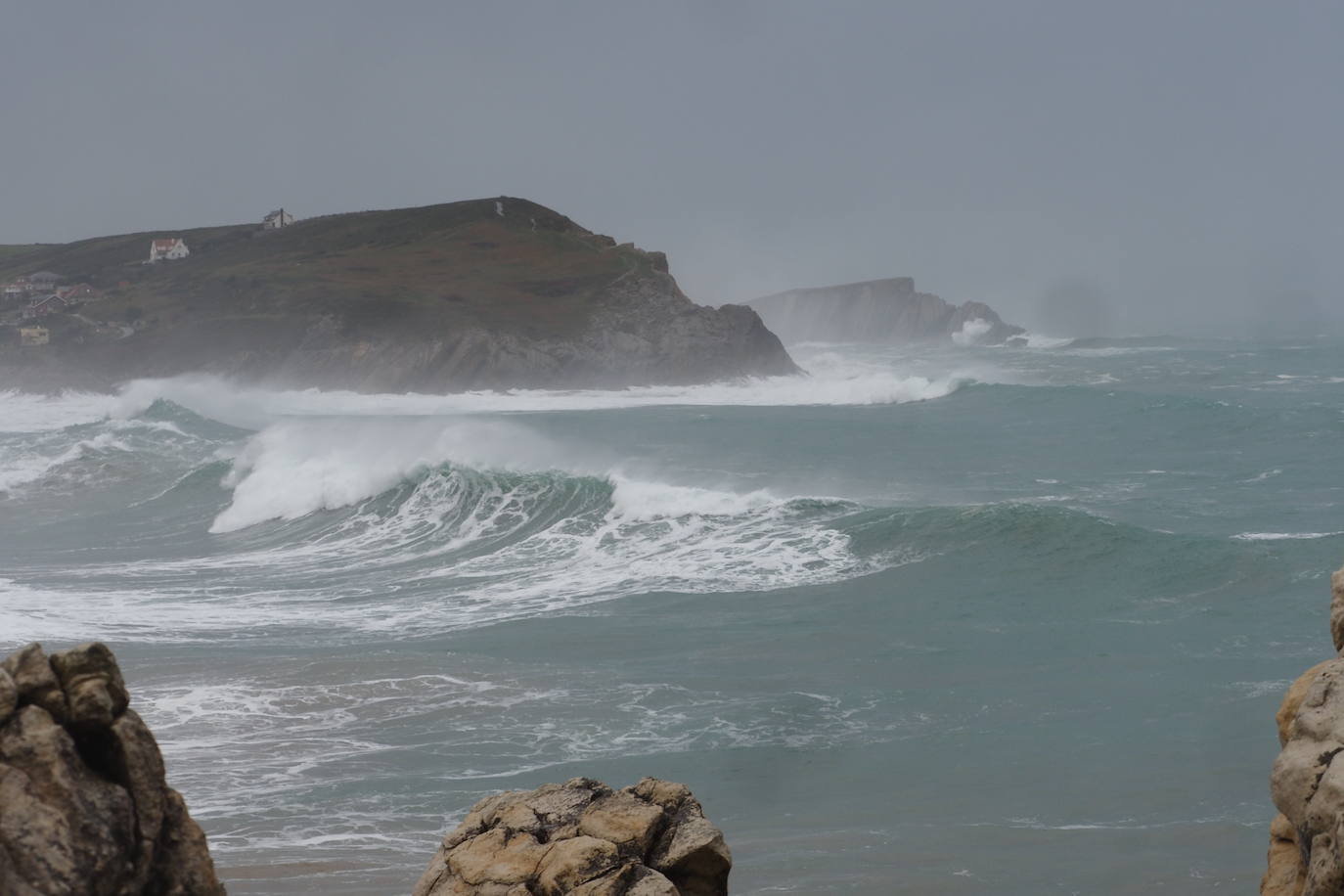 Las olas embisten los acantilados de la Virgen del MAr.