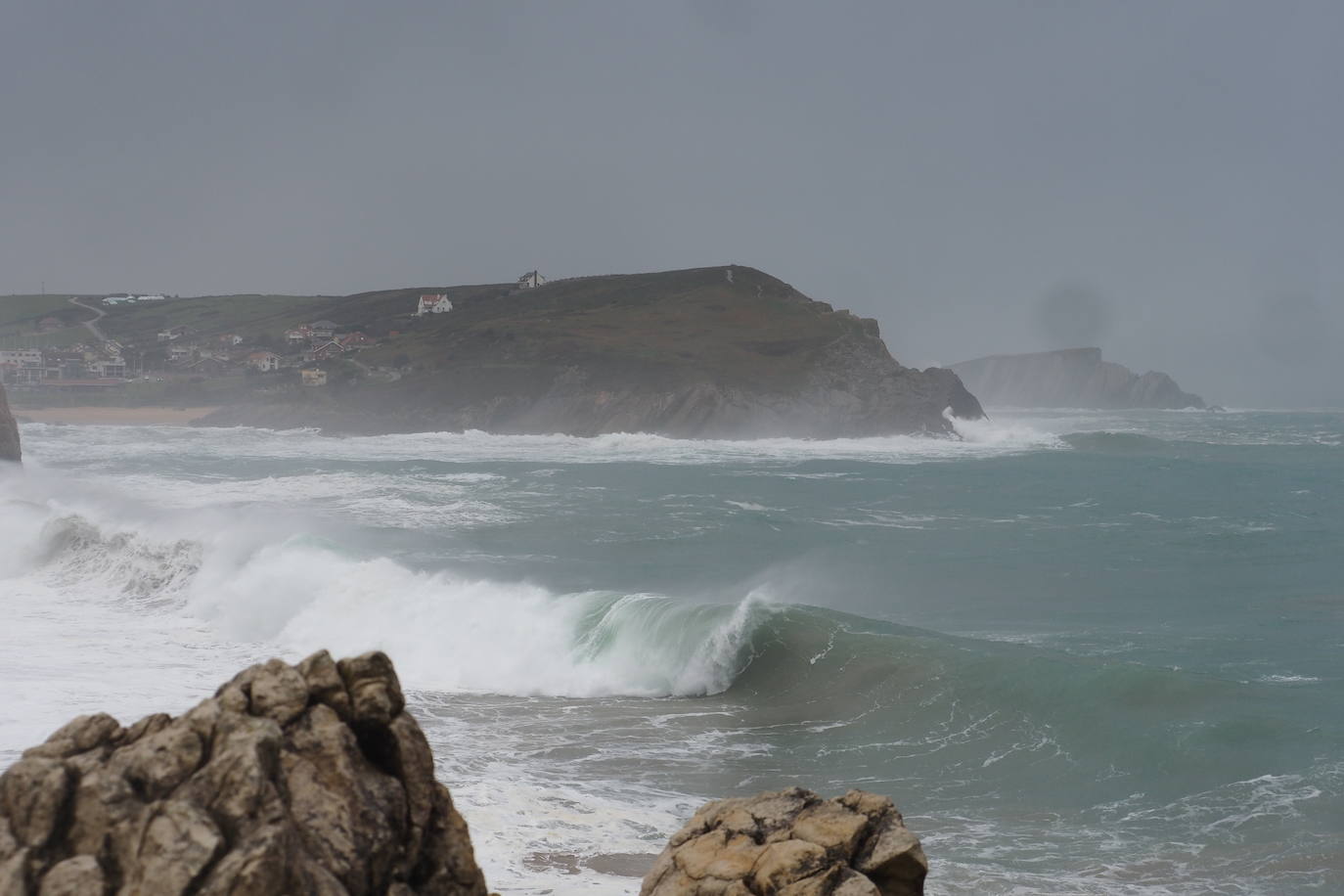 Las olas embisten los acantilados de la Virgen del MAr.