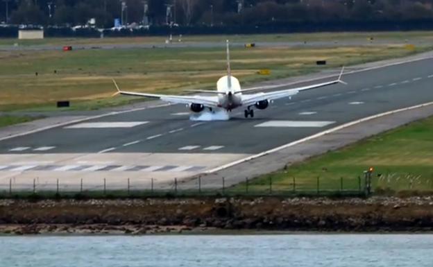 Viento sur. Las fuertes rachas de viento registradas el pasado diciembre dejaron imágenes como la de este avión llegando al Seve y varios vuelos suspendios.