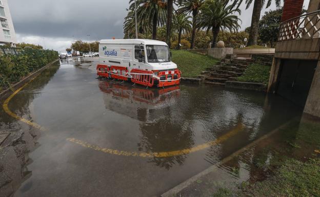 Inundaciones. Aledaños del parque de Mesones anegados por la lluvia tras una tormenta que se registró en septiembre en el Sardinero.