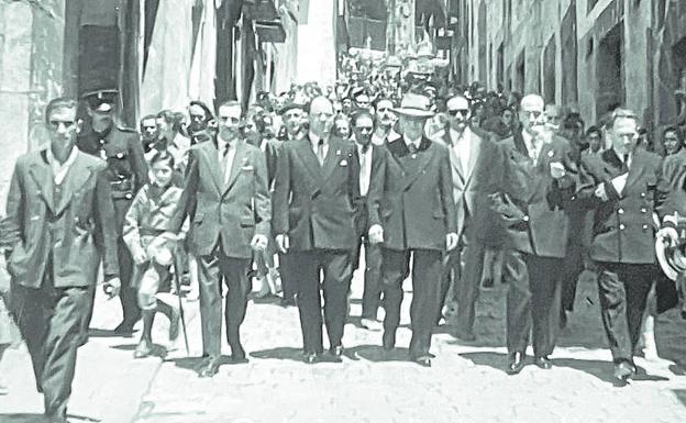 El doctor Paco Paisán, en el centro, tras la misa mayor el día del homenaje del 8 de junio de 1952. 