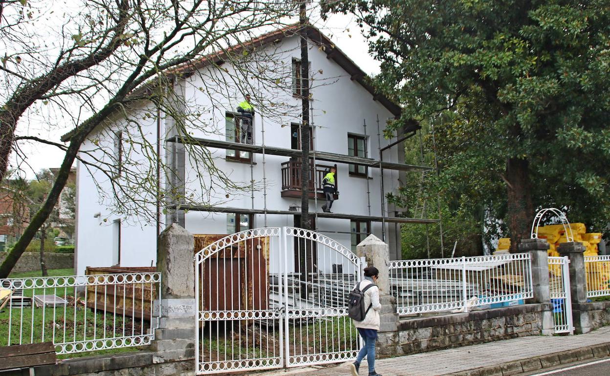 Obreros trabajan en uno de los dos inmuebles de Valdecilla que están siendo rehabilitados. 