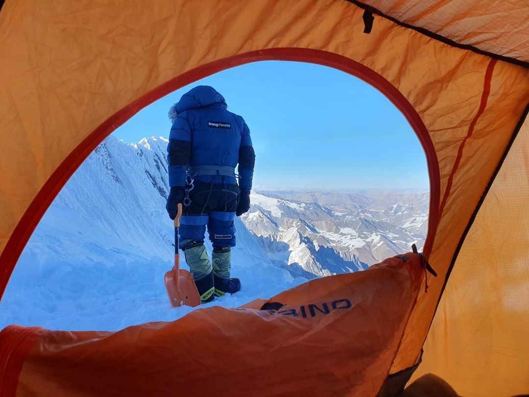 Tras dos intentos frustrados, el vizcaíno ha logrado la proeza de hacer cumbre en la octava montaña más alta del planeta (8.163 metros) en condiciones extremas