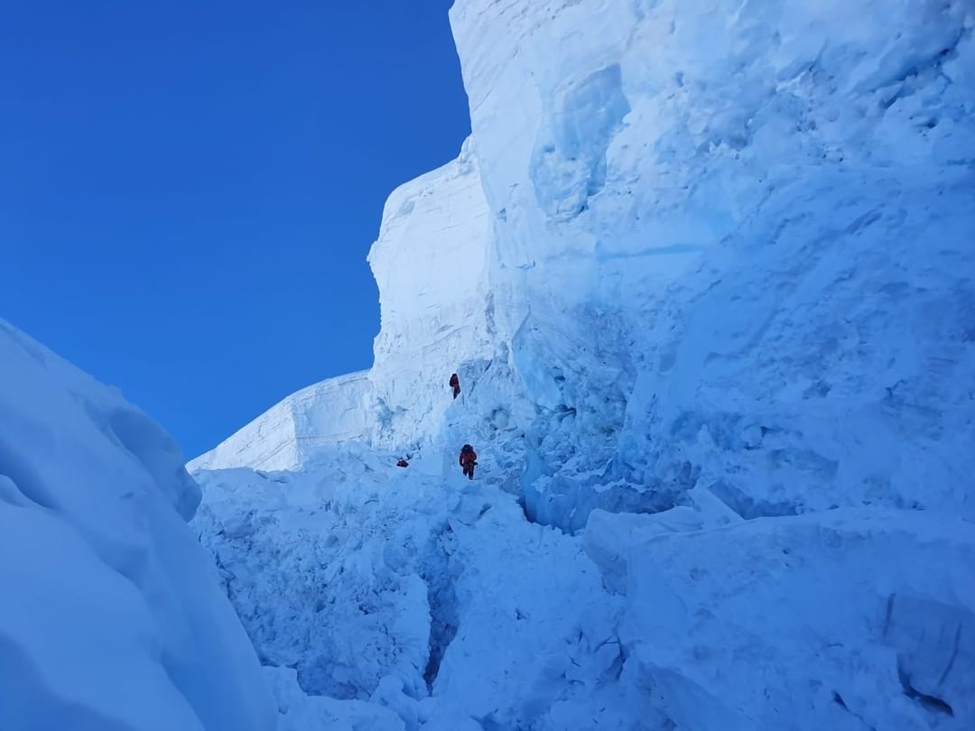 Tras dos intentos frustrados, el vizcaíno ha logrado la proeza de hacer cumbre en la octava montaña más alta del planeta (8.163 metros) en condiciones extremas