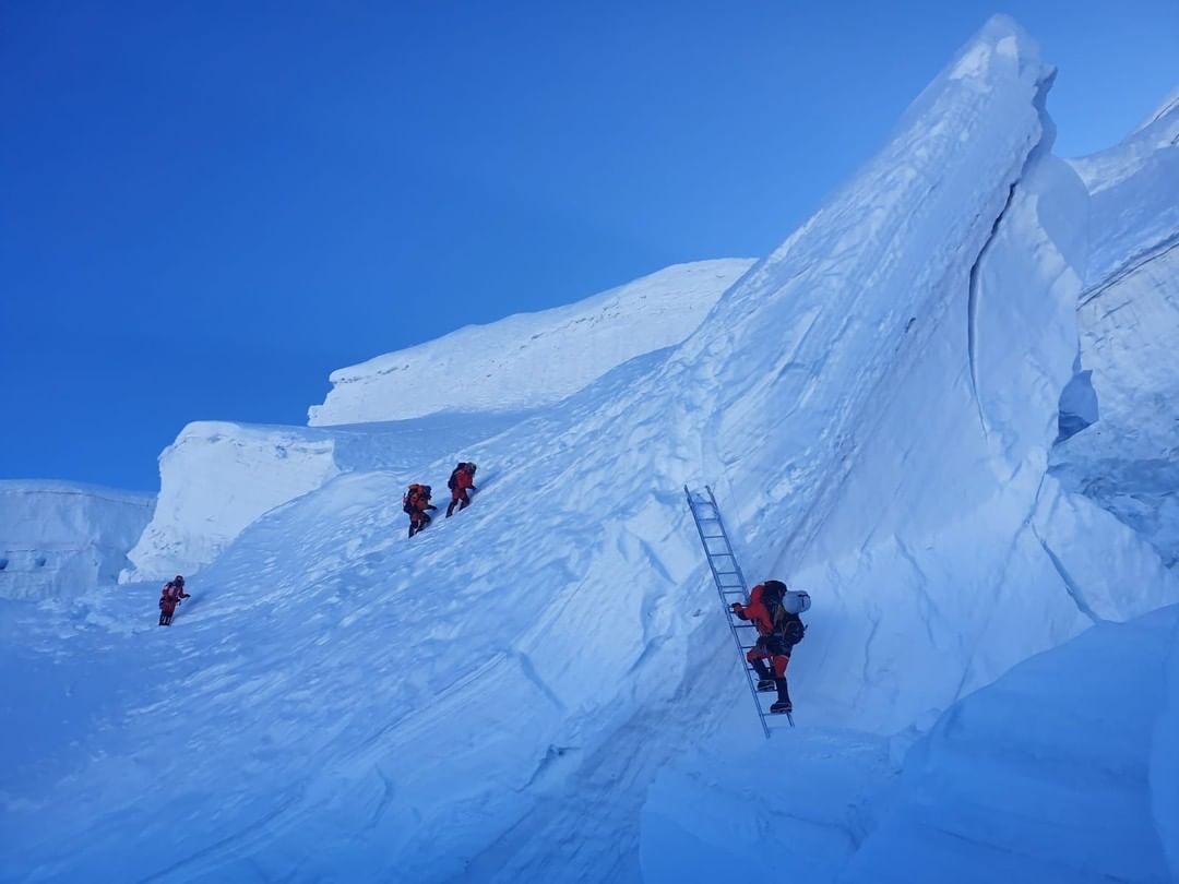 Tras dos intentos frustrados, el vizcaíno ha logrado la proeza de hacer cumbre en la octava montaña más alta del planeta (8.163 metros) en condiciones extremas