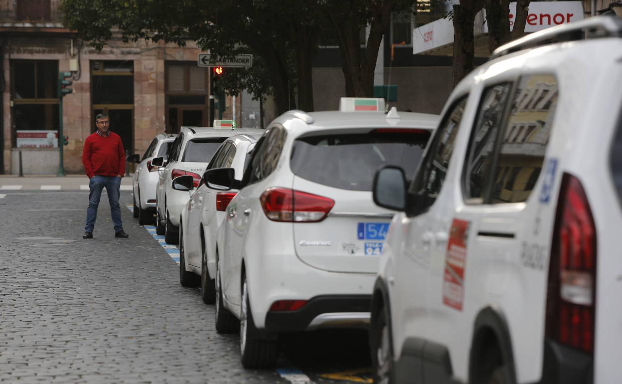 Los taxistas acusan a Transportes de paralizar la transmisión de las licencias en la región