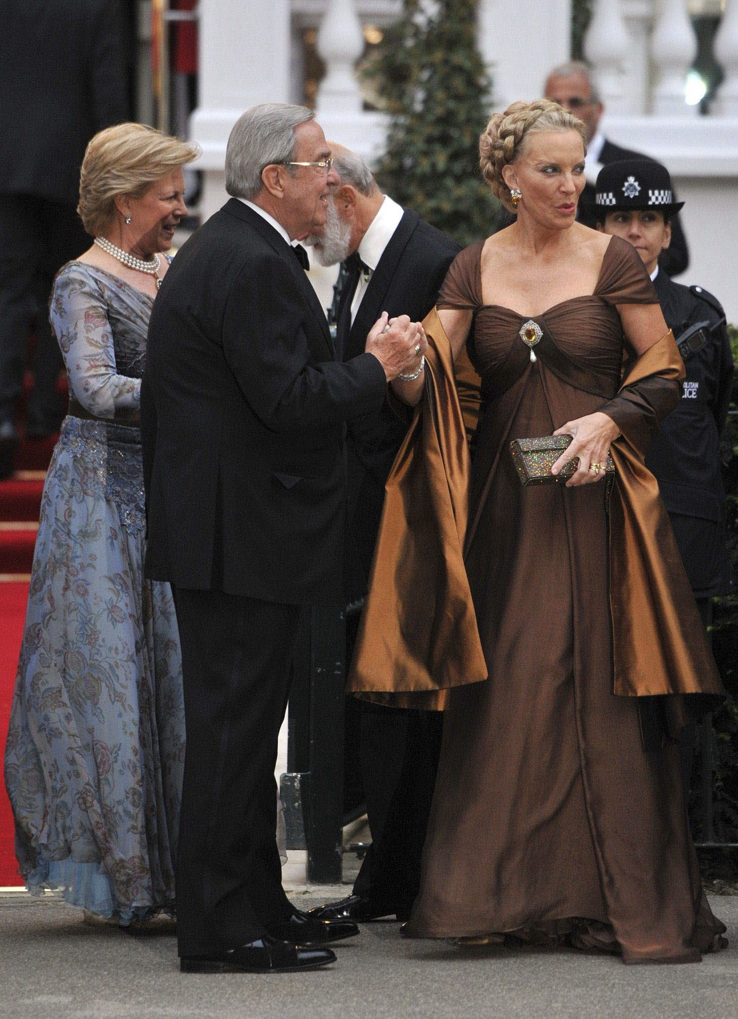 El rey Constantino y la reina Ana María saludan a la princesa Michael de Kent, antes de una cena privada en abril de 2011, con ocasión del enlace del príncipe Guillermo de Inglaterra y Kate Middleton.