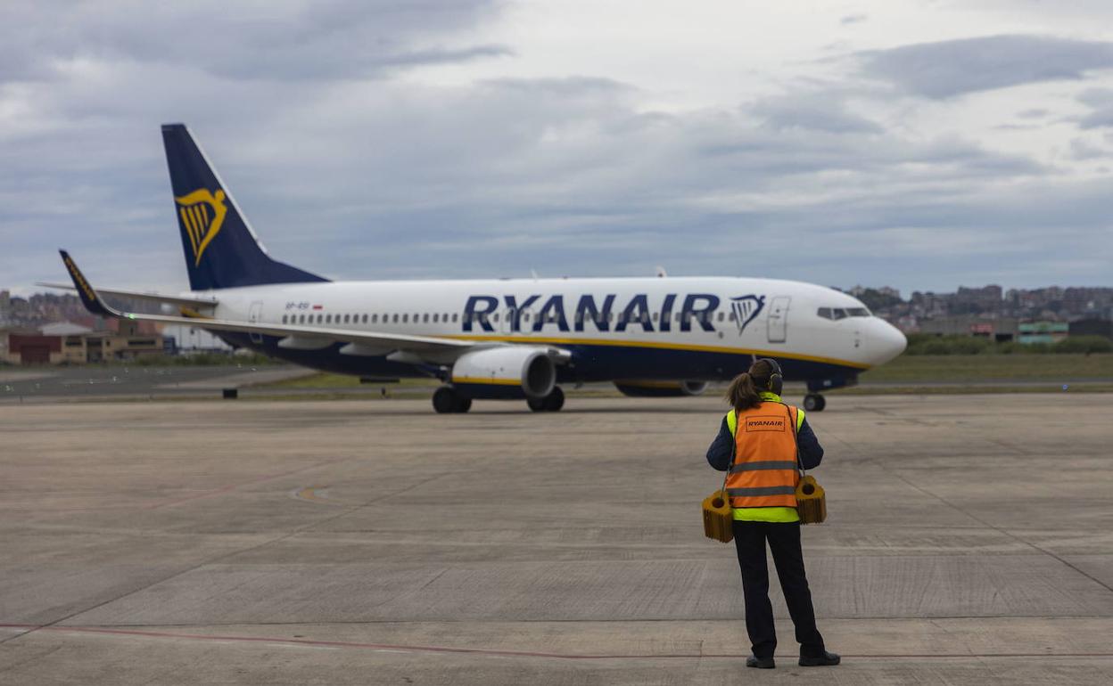 Un avión de Ryanair, en la plataforma del Seve. 