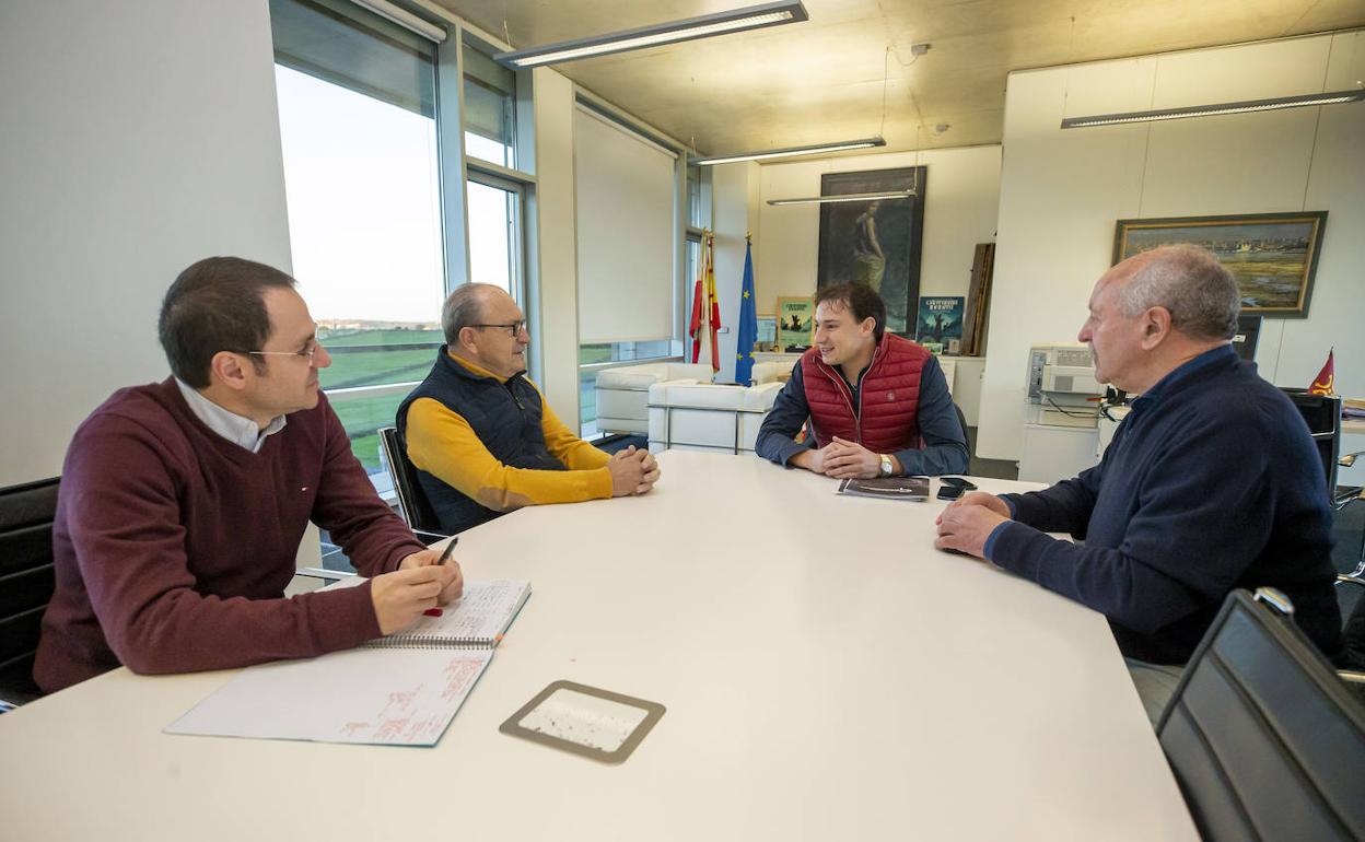 Daniel Alvear, Javier López Marcano, Jesús Mediavilla y José Miguel Barrio durante la reunión.