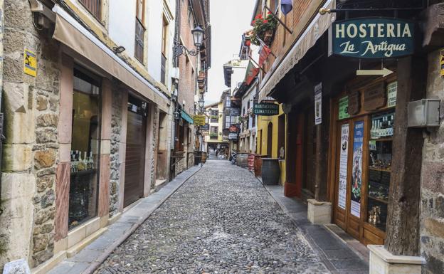 La calle La Cántabra es una de las que concentra más actividad hostelera.