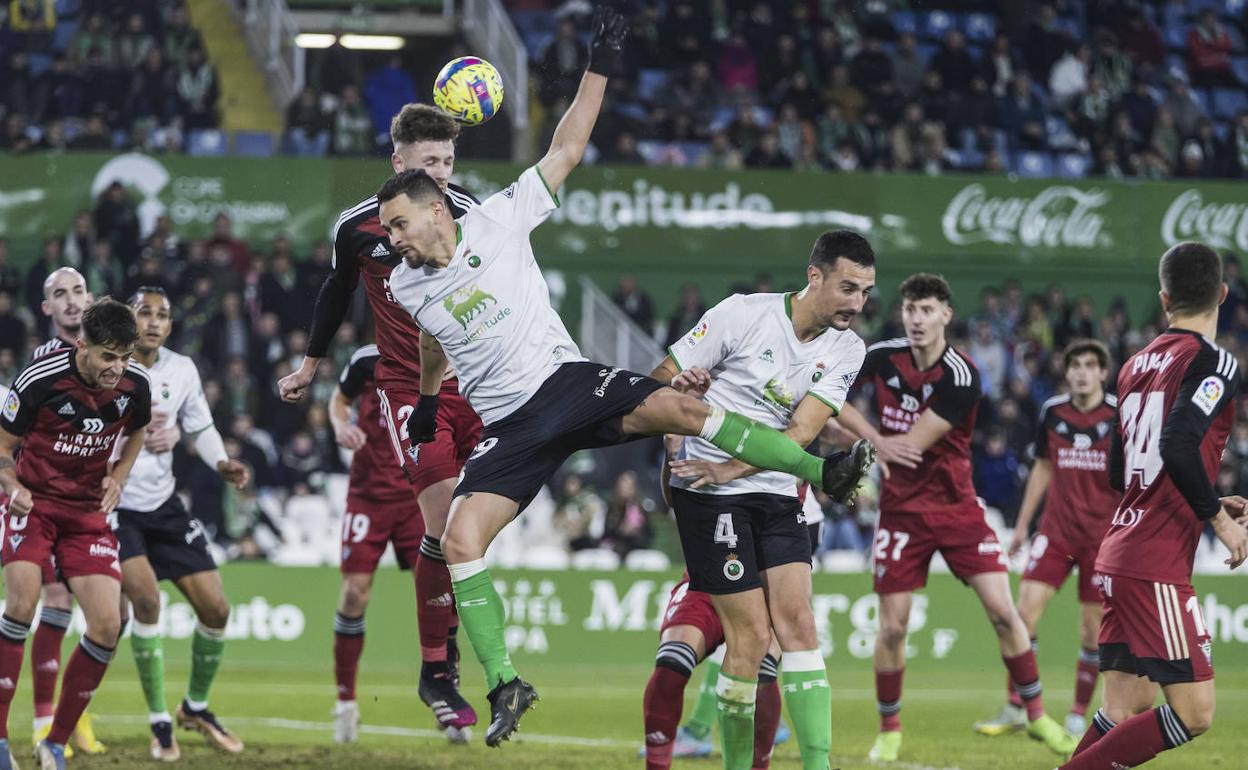 Matheus salta para intentar rematar el balón junto a un jugador del Mirandés y al defensa Pol Moreno, durante el partido ante los de burgaleses en El Sardinero. 