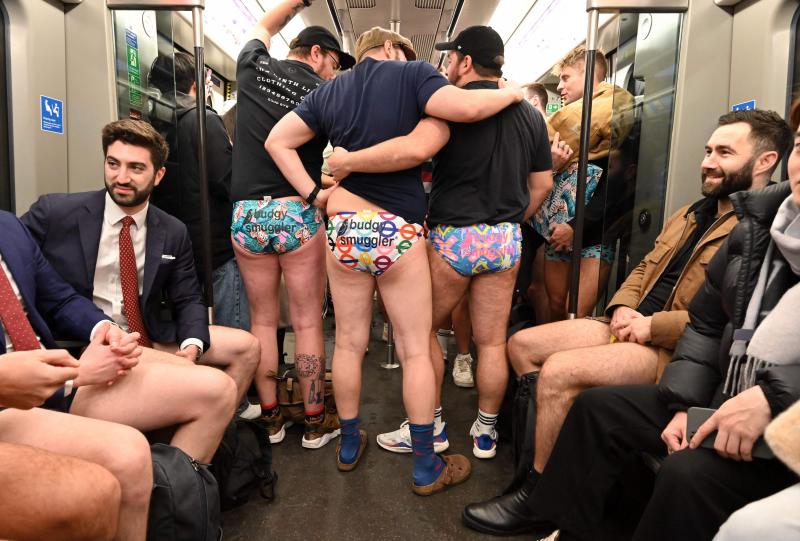 La capital británica celebra la 12ª edición del ya mítico 'Día sin pantalones en el metro'. La celebración nació en Reino Unido y ahora se organiza en más de 60 ciudades de todo el mundo