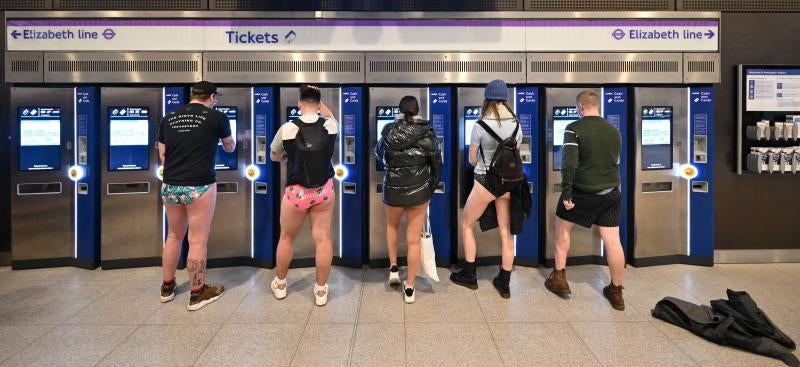 La capital británica celebra la 12ª edición del ya mítico 'Día sin pantalones en el metro'. La celebración nació en Reino Unido y ahora se organiza en más de 60 ciudades de todo el mundo