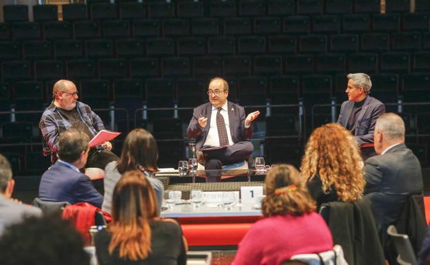 Iceta ha protagonizado una distendida charla ante medio centenar de invitados en Santander.