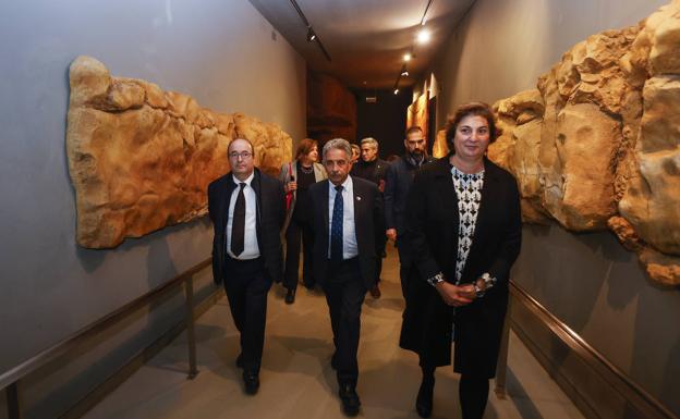 Imagen. Iceta, Revilla y Pilar Fatas, tras visitar la neocueva