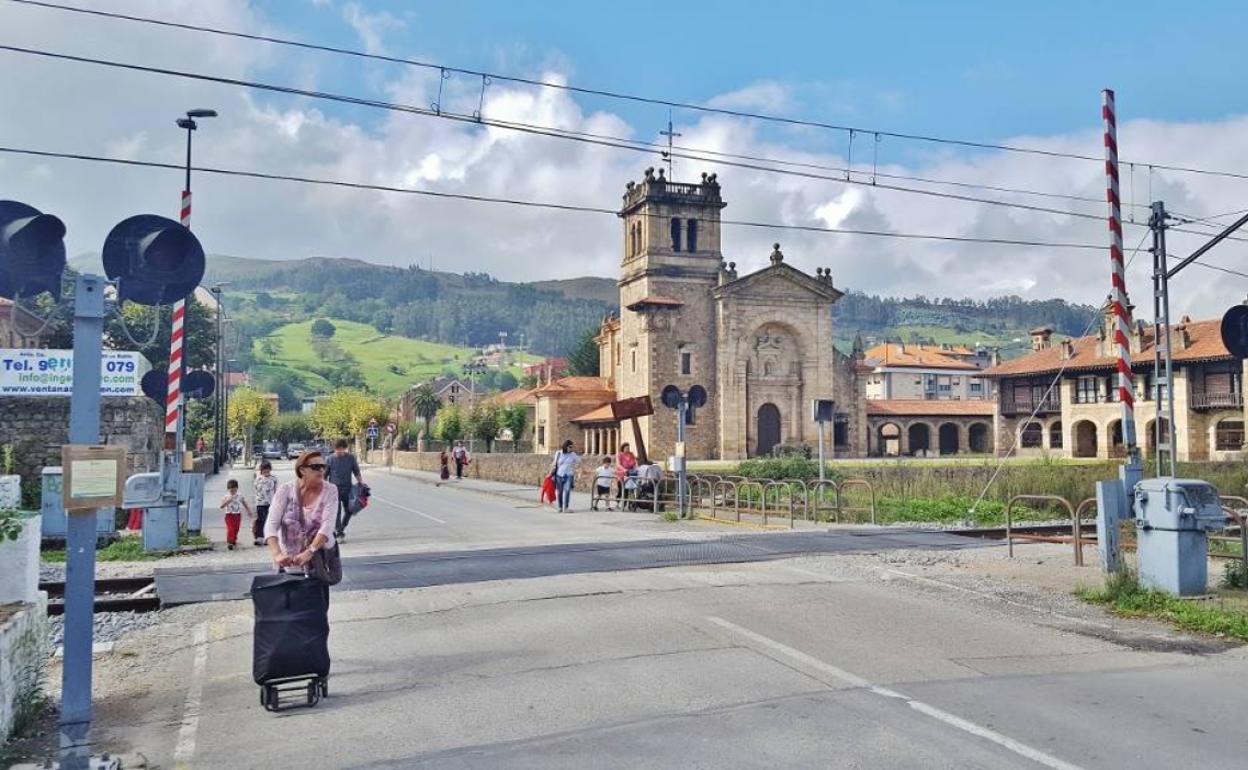 Paso a nivel de la iglesia en Los Corrales, uno de los más transitados.